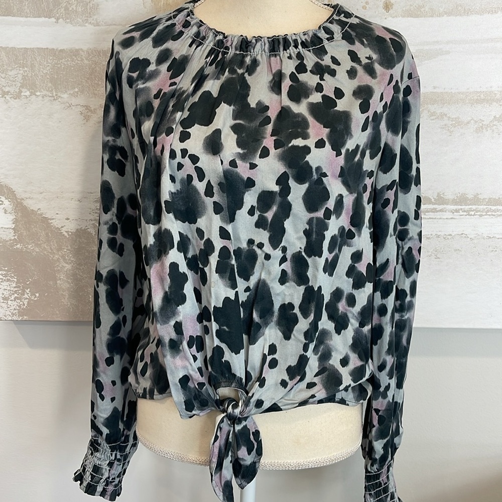 BELLA DAHL SMOCKED NECK TIE UP TOP PURPLE ASH LEOPARD